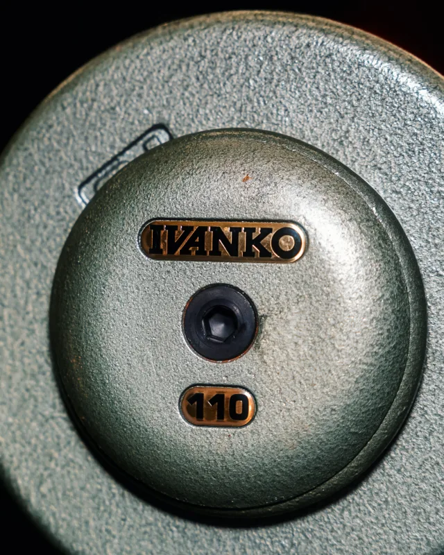 Detalle de un disco Ivanko de 110 libras