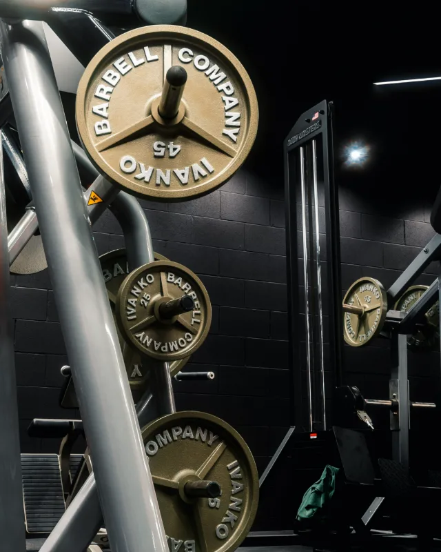 Discos olímpicos Ivanko Barbell Company colocados en el rack